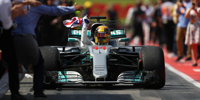 Grosjean kötekedni kezdett Hamiltonnal, ő Vettelt zrikálta