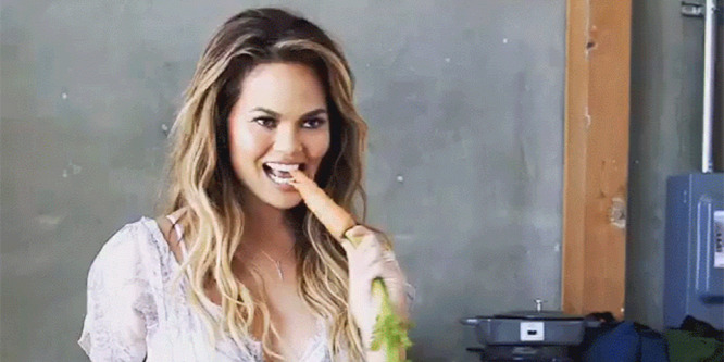 Chrissy Teigen megint közszemlére tette hatalmas melleit: így jelentkezett be élőben követőinek