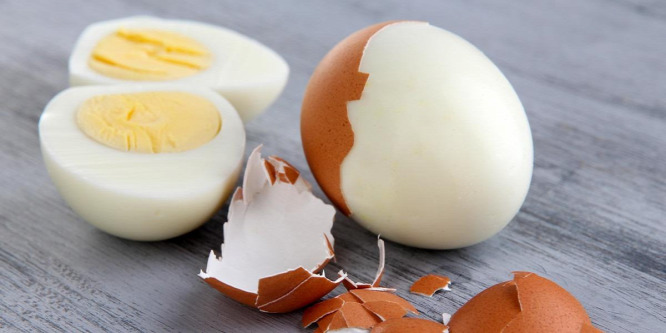 Konyhai trükkök: tojáspucolás befőttesüveggel