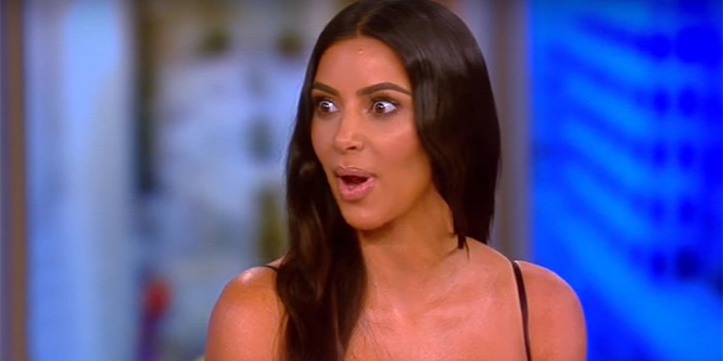 Kim Kardashian nem vett fel bugyit és ki is villantotta intim testrészét: fotó