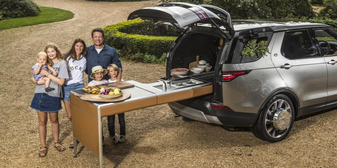 Jamie Oliver egy Land Roverben főz