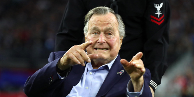 Szexuális zaklatással vádolják idősebb Bush elnököt