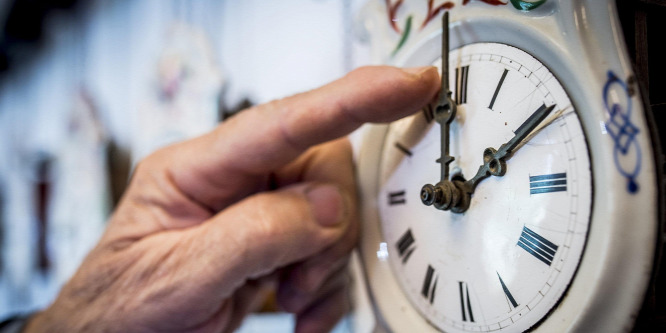 Vasárnap át kell állítani az órákat
