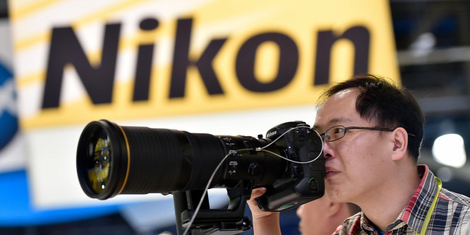 Az okostelefonok miatt zár be egy gyárat a Nikon