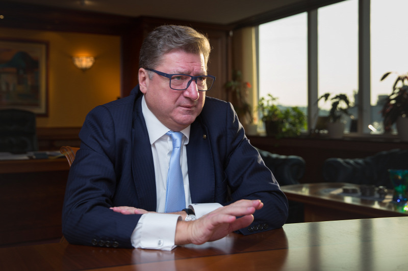 Parragh László magyar gazdasági szakember, vállalkozó. 2000 óta a Magyar Kereskedelmi és Iparkamara elnöke, 2017 óta a Nemzeti Versenyképességi Tanács tagja.
