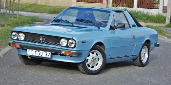 Ilyen kabrióra ácsingóztak az olasz szívtiprók a 80-as években - Lancia Beta Spider