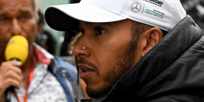 Bocsánatot kért karácsonyi videója miatt Lewis Hamilton