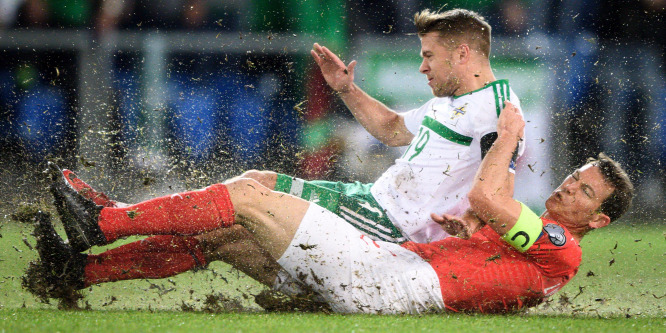 Hazavágták a pályát a svájci és az északír futballisták