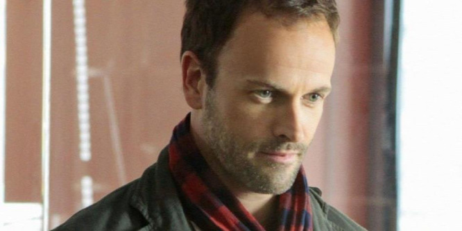 Tíz érdekesség a születésnapos Sherlockról, Jonny Lee Millerről