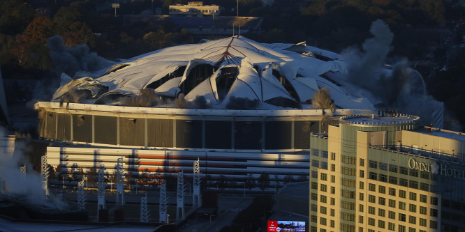 Kártyavárként dőlt össze a legendás stadion