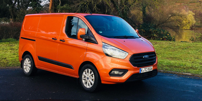 Még dízellel nyerő a furgon, de nem lesz sokáig így - Ford Transit Custom menetpróba