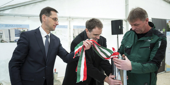 Lerakták a Szent Ferenc kórház új szárnyának alapkövét