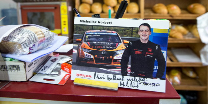 Biztonsági r óvta Michelisz Norbertet, az egész falu ellene küzdött