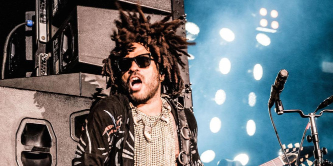Félmeztelen fotót, hibátlan kockahasat mutatott az 57 éves Lenny Kravitz