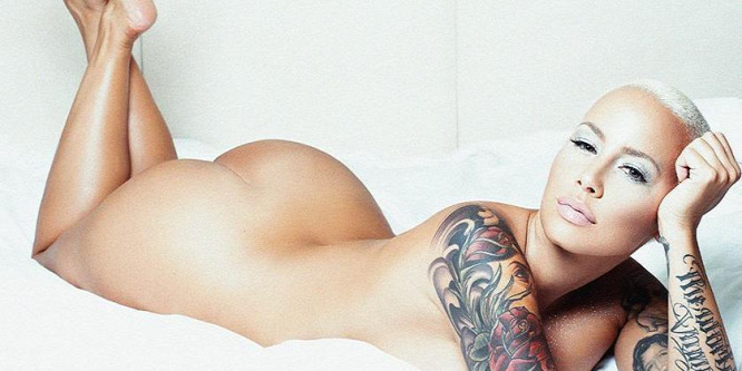 Csak egy köpenyt visel Amber Rose: nem sokat takar el a testéből