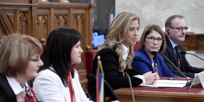 V4-ek: Erősíteni kell az uniós családpolitikát!