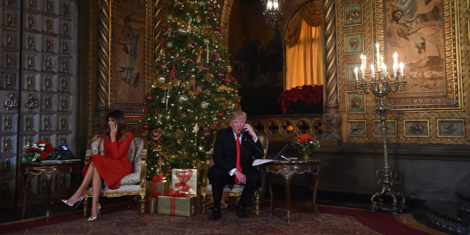 A nap képe: Donald Trump gyerekekkel beszélget szenteste