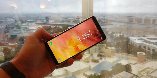 Las Vagasban megpörgettük a Samsung új középkategóriás okostelefonját
