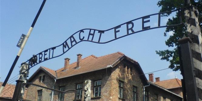 Börtönt kaptak az auschwitzi áldozatok emlékét meggyalázó álművészek