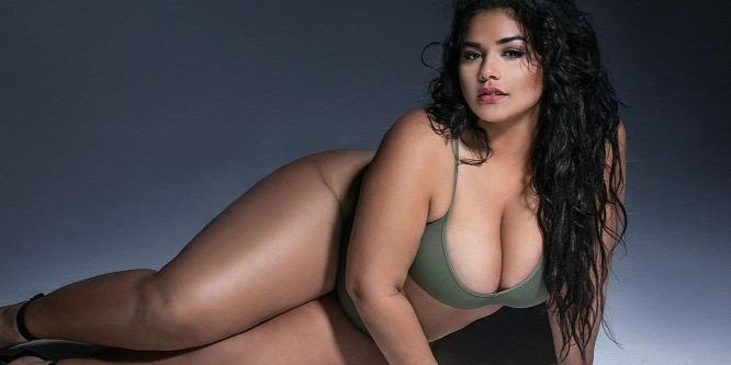 Rózsával simogatja magát a magyar plus size modell, teszi mindezt csipkés fehérneműben