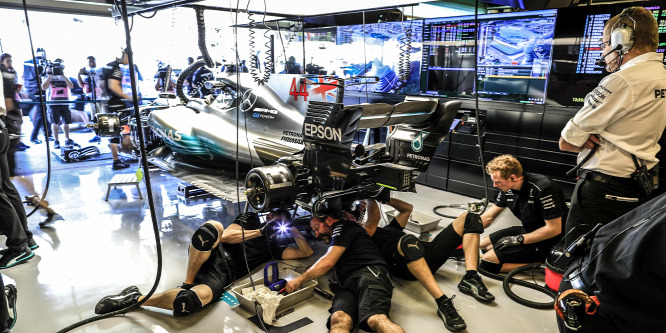 Még úton van a csomagjuk, de a Mercedes már bepakolt 2018-ra