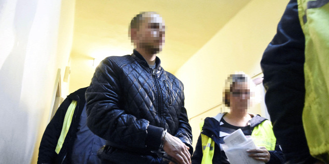 Anyja szeme láttára verte agyon a nőt egy rúddal