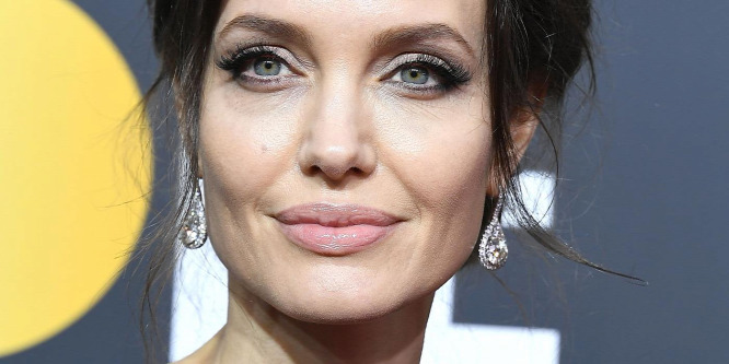 Jordániába utazott Angelina Jolie gyermekeivel