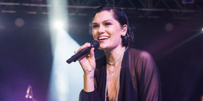 Egy szál bugyiban mutatta meg magát Jessie J énekesnő - Fotó