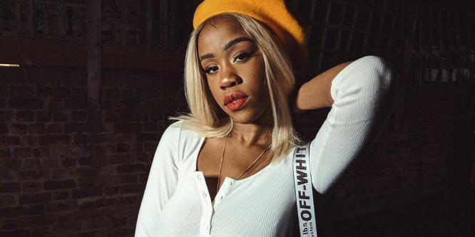 Megereszkedett melleivel hódít a londoni blogger, Chidrea Eggerue