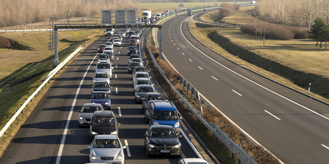 Tömegbaleset Győrnél az M1-esen