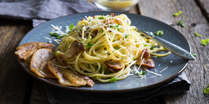 A legfinomabb carbonara spagetti baconnel készül