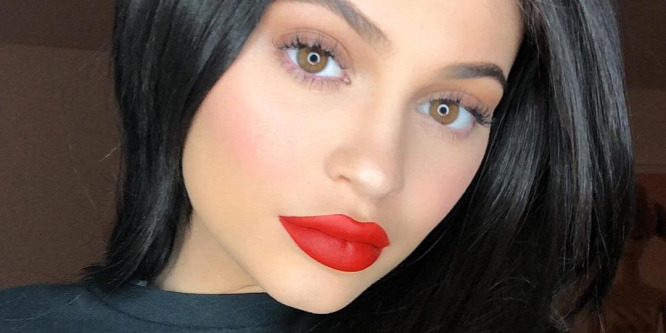 Kylie Jenner kisbabája így cumizik: videó