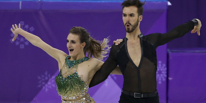 Gabriella Papadakis-nak a rövidprogram alatt lecsúszott a ruhája és kivillant a mellbimbója