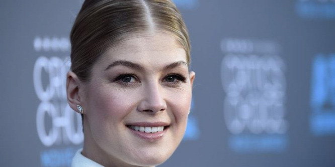 Rosamund Pike-nak vetkőznie kellett a Halj meg máskor castingján