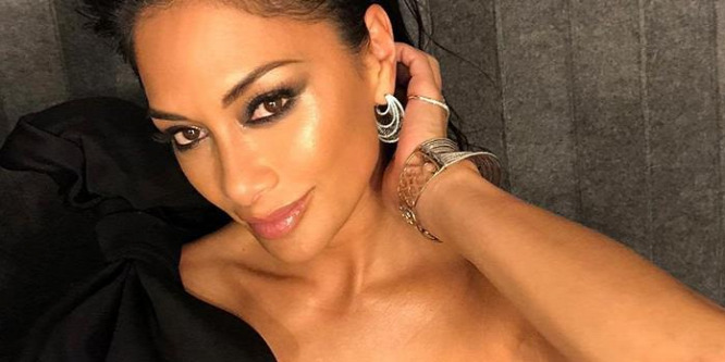 Nicole Scherzinger fürdőruhában villantott formás feneket