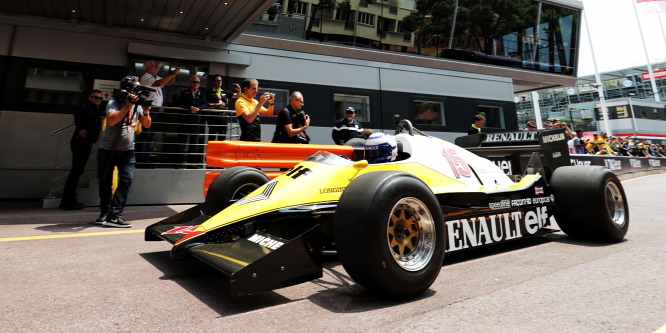 F1-es bemutatóval tiszteleg a Renault a Francia GP előtt
