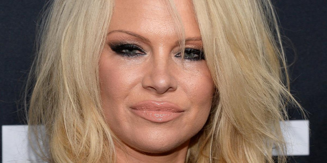 Furcsa dolgoktól rettegnek a sztárok: Pamela Anderson a tükröktől fél