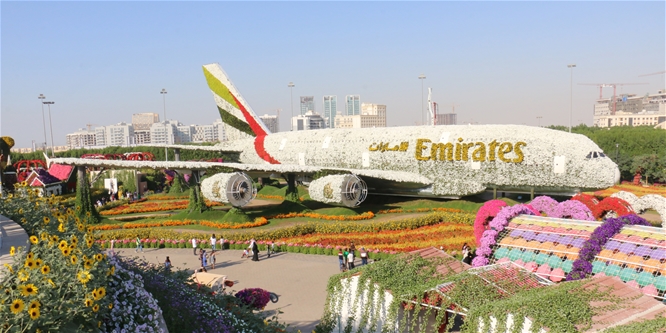 Hatalmas Mickey egeret építettek virágból Dubajban