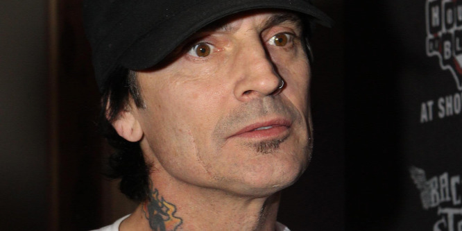 Az eszméletlenül fekvő Tommy Lee-ről tett ki videót a fia