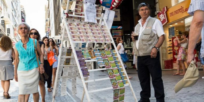 Sorsjegyes trükkel csalják ki a pénzt a turistákból