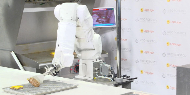 Nem bírta a sok munkát a hamburgersütő robot