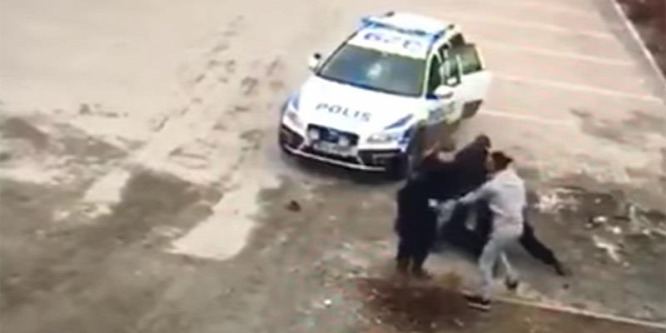 Négy rendőr sem tudta lefogni a dühöngő migránst, aki leütötte a rendőrlányt