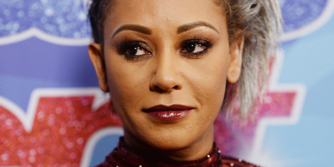 Meztelenül ölelkezik a medencében legjobb barátjával Mel B: fotó