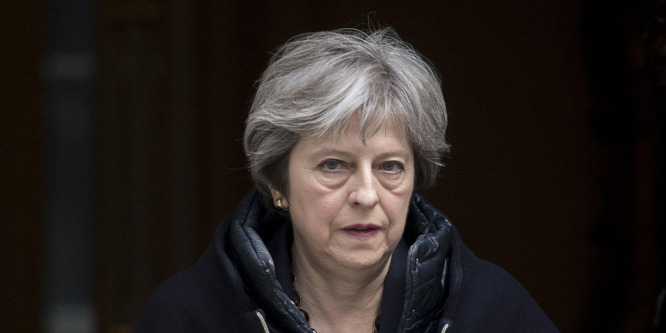 A brit miniszterelnök fejkendőben látogatott meg egy mecsetet - videó