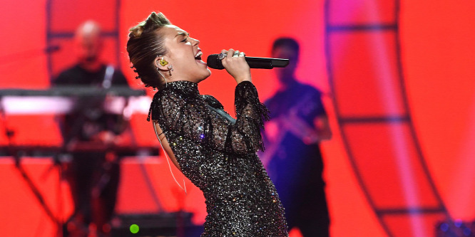25 éves számból gyúrhatták Miley Cyrus slágerét