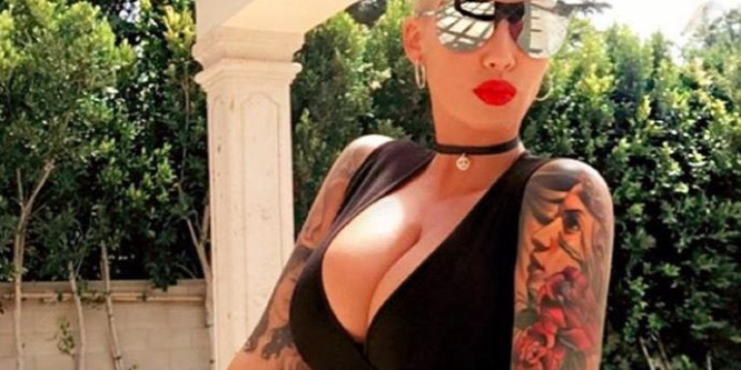 Amber Rose Instagram oldalán osztotta meg szoptatós videóját