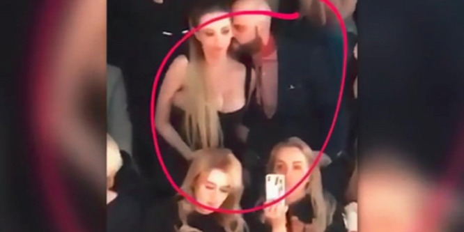A nézőtéren elégítette ki pasiját a híres énekesnő: videó (18+)