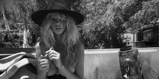 Átlátszó ruhában pózolt Charlotte McKinney, a Baywatch sztárja: fotó (18+)