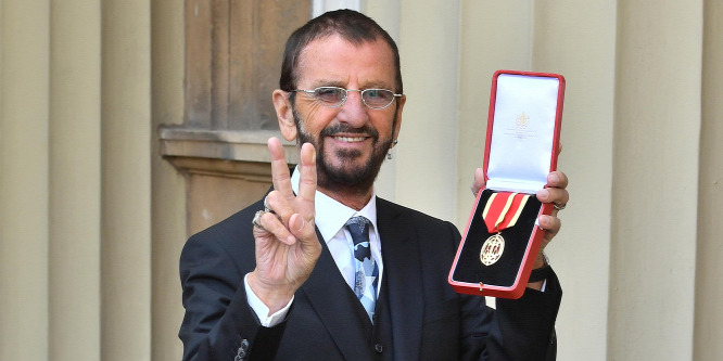 Lovaggá ütötték Ringo Starrt
