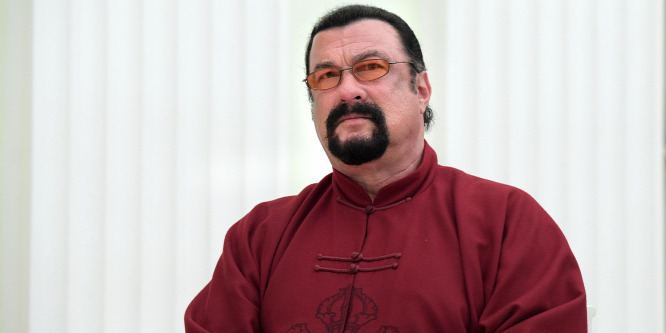 Nemi erőszakról kérdezték, kiviharzott az interjúról Steven Seagal
